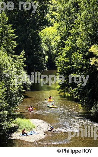 CANOE, GORGE DU CELE, VILLAGE DE MARCILHAC SUR CELE , VALLEE DU CELE, QUERCY, LOT. (46F02302.jpg)