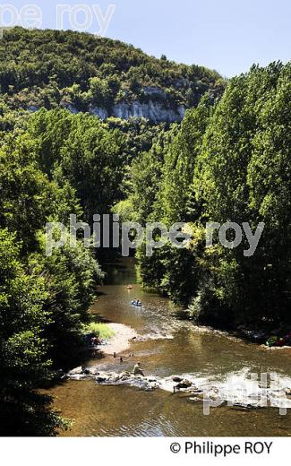 CANOE, GORGE DU CELE, VILLAGE DE MARCILHAC SUR CELE , VALLEE DU CELE, QUERCY, LOT. (46F02303.jpg)