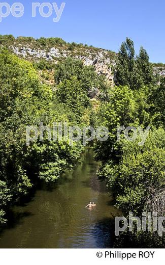 BAIGNADE, GORGE DU CELE, VILLAGE DE MARCILHAC SUR CELE , VALLEE DU CELE, QUERCY, LOT. (46F02305.jpg)