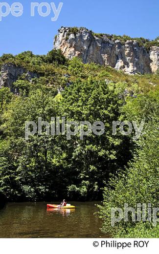 CANOE, GORGE DU CELE, VILLAGE DE MARCILHAC SUR CELE , VALLEE DU CELE, QUERCY, LOT. (46F02307.jpg)