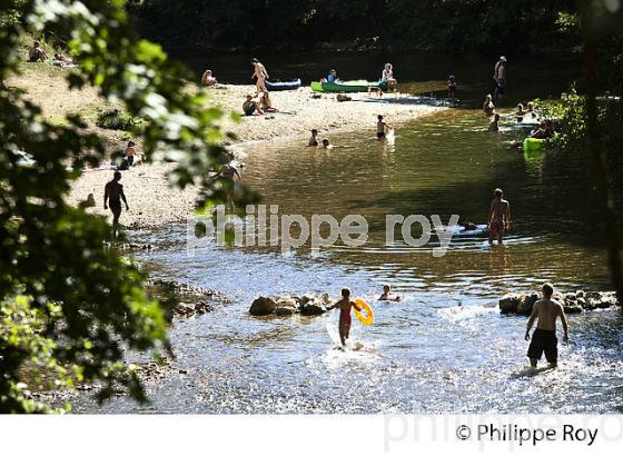 PLAGE ET RIVIERE CELE,  VILLAGE DE SAULIAC-SUR-CELE, VALLEE DU CELE, QUERCY, LOT. (46F02406.jpg)