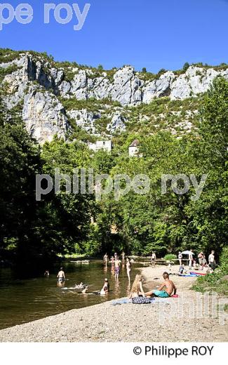 PLAGE ET RIVIERE CELE,  VILLAGE DE SAULIAC-SUR-CELE, VALLEE DU CELE, QUERCY, LOT. (46F02408.jpg)