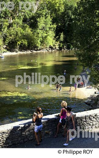 PLAGE ET RIVIERE CELE,  VILLAGE DE CABRERETS, VALLEE DU CELE, QUERCY, LOT. (46F02409.jpg)