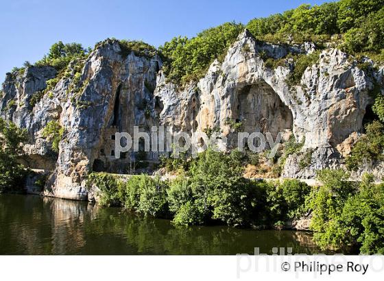 LA FALAISE CALCAIRE ET FORTIFICATION DU  DEFILE DES ANGLAIS, COMMUNE  DE BOUZIES, VALLEE DU LOT, QUERCY, LOT. (46F02424.jpg)