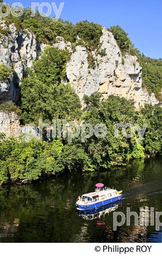 TOURISME FLUVIAL SUR LE LOT  ET FALAISE , COMMUNE  DE BOUZIES, VALLEE DU LOT, QUERCY, LOT. (46F02429.jpg)