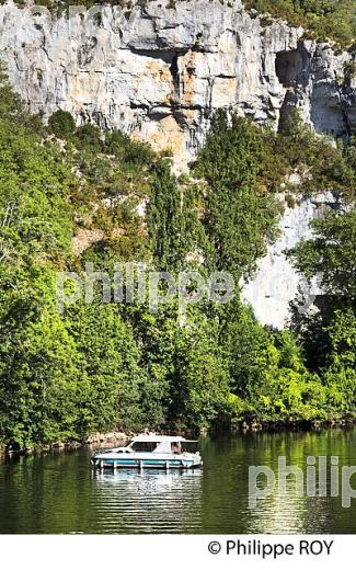 TOURISME FLUVIAL SUR LE LOT  ET FALAISE , COMMUNE  DE BOUZIES, VALLEE DU LOT, QUERCY, LOT. (46F02431.jpg)