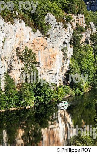 TOURISME FLUVIAL SUR LE LOT  ET FALAISE , COMMUNE  DE BOUZIES, VALLEE DU LOT, QUERCY, LOT. (46F02432.jpg)