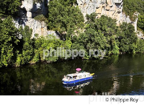 TOURISME FLUVIAL SUR LE LOT  ET FALAISE , COMMUNE  DE BOUZIES, VALLEE DU LOT, QUERCY, LOT. (46F02433.jpg)