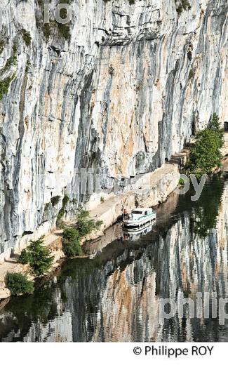 CHEMIN DE HALAGE   ET FALAISE, TOURISME FLUVIAL ,  COMMUNE  DE BOUZIES, VALLEE DU LOT, QUERCY, LOT. (46F02440.jpg)