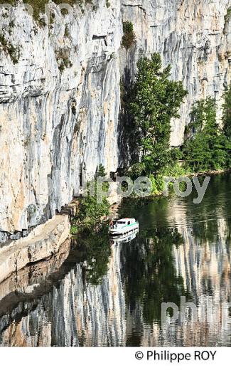 CHEMIN DE HALAGE   ET FALAISE, TOURISME FLUVIAL ,  COMMUNE  DE BOUZIES, VALLEE DU LOT, QUERCY, LOT. (46F02501.jpg)