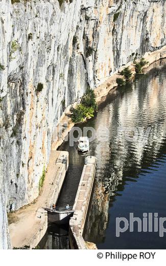 ECLUSE, CHEMIN DE HALAGE   ET FALAISE, TOURISME FLUVIAL ,  COMMUNE  DE BOUZIES, VALLEE DU LOT, QUERCY, LOT. (46F02504.jpg)