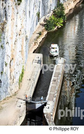 ECLUSE, CHEMIN DE HALAGE   ET FALAISE, TOURISME FLUVIAL ,  COMMUNE  DE BOUZIES, VALLEE DU LOT, QUERCY, LOT. (46F02507.jpg)