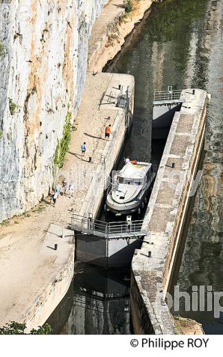 ECLUSE, CHEMIN DE HALAGE   ET FALAISE, TOURISME FLUVIAL ,  COMMUNE  DE BOUZIES, VALLEE DU LOT, QUERCY, LOT. (46F02508.jpg)