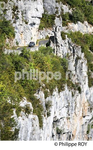 ROUTE DE CORNICHE ET FALAISE,  COMMUNE  DE BOUZIES, VALLEE DU LOT, QUERCY, LOT. (46F02512.jpg)