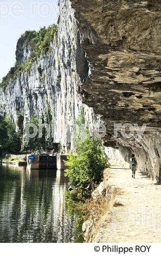 CHEMIN DE HALAGE   ET FALAISE, RANDONNEE PEDESTRE,  COMMUNE  DE BOUZIES, VALLEE DU LOT, QUERCY, LOT. (46F02524.jpg)