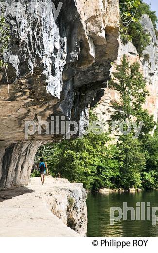 CHEMIN DE HALAGE   ET FALAISE, RANDONNEE PEDESTRE,  COMMUNE  DE BOUZIES, VALLEE DU LOT, QUERCY, LOT. (46F02525.jpg)