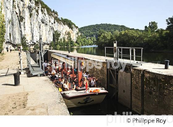 GABARE D' EXCURSION,  SUR LE LOT  ET ECLUSE, TOURISME FLUVIAL ,  COMMUNE  DE BOUZIES, VALLEE DU LOT, QUERCY, LOT. (46F02532.jpg)