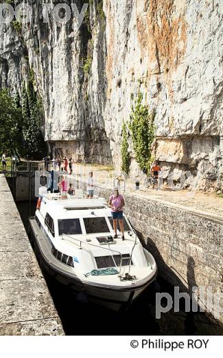 ECLUSE, CHEMIN DE HALAGE   ET FALAISE, TOURISME FLUVIAL ,  COMMUNE  DE BOUZIES, VALLEE DU LOT, QUERCY, LOT. (46F02613.jpg)