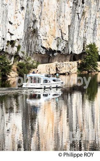 CHEMIN DE HALAGE   ET FALAISE, TOURISME FLUVIAL ,  COMMUNE  DE BOUZIES, VALLEE DU LOT, QUERCY, LOT. (46F02620.jpg)