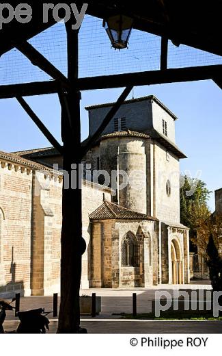 HALLE AU BLE ET EGLISE ROMANE FORTIFIEE   DU VILLAGE FORTIFIE  LE MAS D' AGENAIS, LOT ET GARONNE. (47F00640.jpg)