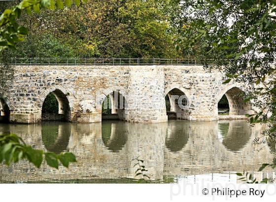 LE PONT MEDIEVAL  , SURLE DROPT  VILLAGE DE LA SAUVETAT-DU-DROPT,   LOT-ET-GARONNE (47F00732.jpg)