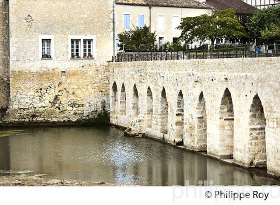 LE PONT MEDIEVAL  ET LE MOULIN , SURLE DROPT  VILLAGE DE LA SAUVETAT-DU-DROPT,   LOT-ET-GARONNE. (47F00734.jpg)