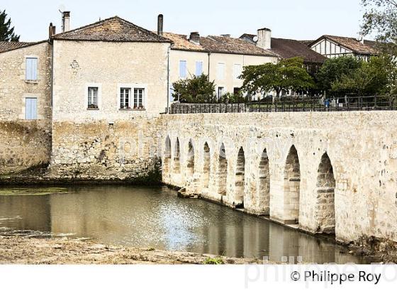 LE PONT MEDIEVAL  ET LE MOULIN , SURLE DROPT  VILLAGE DE LA SAUVETAT-DU-DROPT,   LOT-ET-GARONNE. (47F00735.jpg)