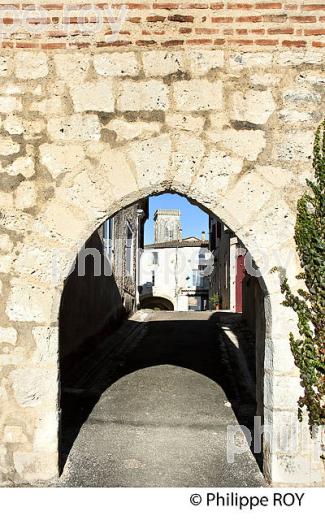 PORTE FORTIFIEE DE LA  BASTIDE DE CASTILLONNES,  LOT-ET-GARONNE. (47F00811.jpg)