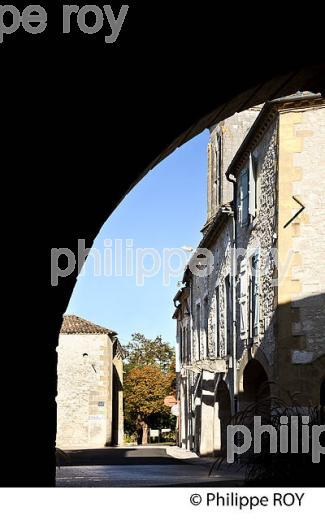 ARCADES ET COUVERTS, PLACE DES CORNIERES,  BASTIDE DE CASTILLONNES,  LOT-ET-GARONNE. (47F00813.jpg)