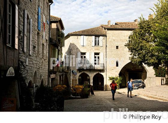 PLACE DES ARCADES, BASTIDE MEDIEVALE  DE MONFLANQUIN,  LOT-ET-GARONNE. (47F00902.jpg)