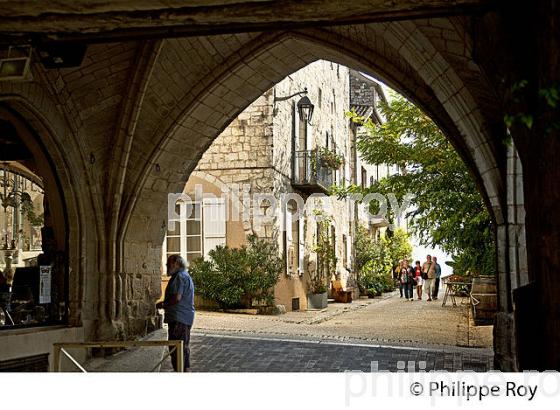 PLACE DES ARCADES, BASTIDE MEDIEVALE  DE MONFLANQUIN,  LOT-ET-GARONNE. (47F00911.jpg)