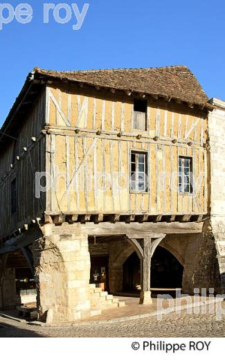 PLACE DE LA HALEE, BASTIDE DE VILLEREAL,  VALLEE DU DROPT, LOT-ET-GARONNE. (47F01012.jpg)