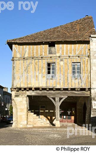 PLACE DE LA HALEE, BASTIDE DE VILLEREAL,  VALLEE DU DROPT, LOT-ET-GARONNE. (47F01013.jpg)
