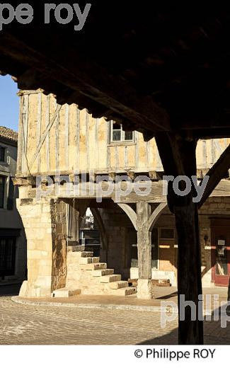 PLACE DE LA HALEE, BASTIDE DE VILLEREAL,  VALLEE DU DROPT, LOT-ET-GARONNE. (47F01014.jpg)