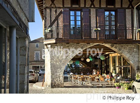 PLACE DE LA HALEE, BASTIDE DE VILLEREAL,  VALLEE DU DROPT, LOT-ET-GARONNE. (47F01019.jpg)
