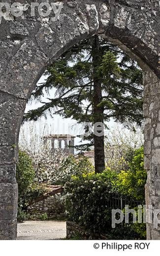 VILLAGE FORTIFIE DE PUJOLS, LOT ET GARONNE. (47F01137.jpg)
