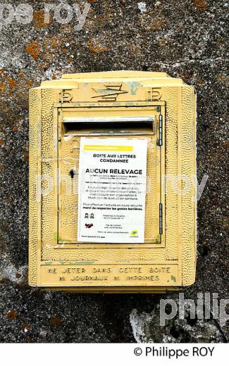 BOITE A LETTRE CONDAMNEE,  VILLAGE DE CABRILLAC,  MASSIF DE L'  AIGOUAL ,  CEVENNES , LOZERE. (48F00126.jpg)