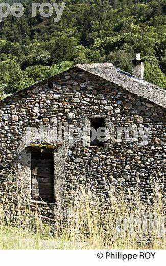 MAISON CEVENOLE, HAMMEAU  DE LA  BOISSONNADE,  VALLEE FRANCAISE,  CORNICHE DES CEVENNES , MOISSAC-VALLEE-FRANCAISE, LOZERE. (48F00227.jpg)