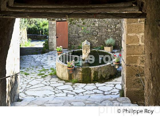 VILLAGE DE BARRE DES CEVENNES,  CORNICHE DES CEVENNES ,  VALLEE FRANCAISE, COMMUNE   BARRE DES CEVENNES, LOZERE. (48F00336.jpg)