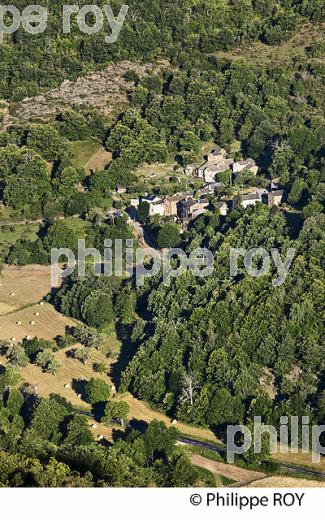 VALLEE DU TARNON ET HAMEAU , DEPUIS LE VILLAGE  DE SAINT LAURENT DE TREVES, CORNICHE DES CEVENNES ,  LOZERE. (48F00417.jpg)