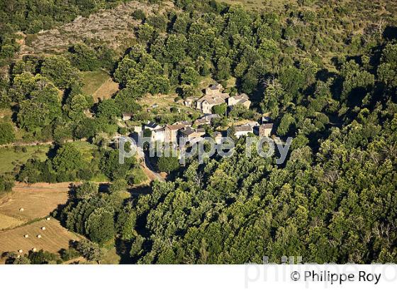 VALLEE DU TARNON ET HAMEAU , DEPUIS LE VILLAGE  DE SAINT LAURENT DE TREVES, CORNICHE DES CEVENNES ,  LOZERE. (48F00418.jpg)