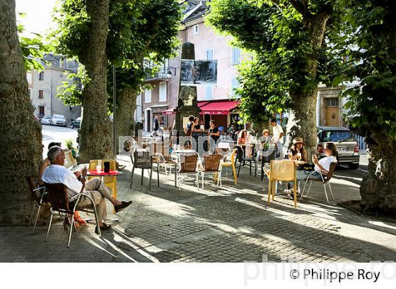 TERRASSE DE CAFE, VILLE MEDIEVALE DE FLORAC,  CORNICHE DES CEVENNES , CONFLUENCE DES VALLEES  DU TARN  ET TARNON  LOZERE. (48F00434.jpg)