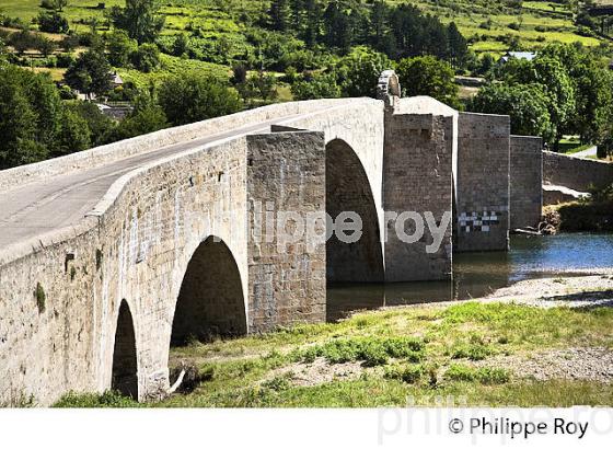PONT SUR  LE TARN , VILLAGE DE QUEZAC  ,  GORGES  DU TARN ,  GEVAUDAN, LOZERE. (48F00533.jpg)