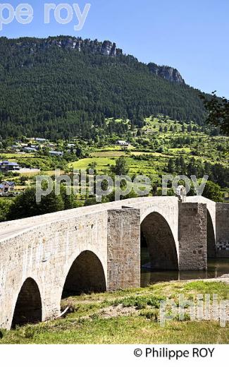 PONT SUR  LE TARN , VILLAGE DE QUEZAC  ,  GORGES  DU TARN ,  GEVAUDAN, LOZERE. (48F00534.jpg)