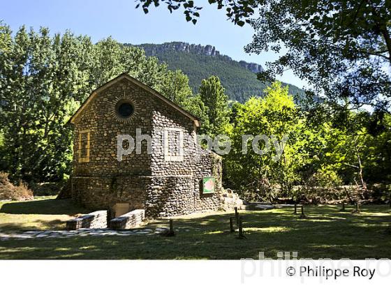 PARC DE LA SOURCE, EAU MINERALE DE QUEZAC,  VILLAGE DE QUEZAC  ,  GORGES  DU TARN ,  GEVAUDAN, LOZERE. (48F00602.jpg)