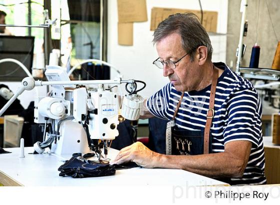 ATELIER DE FABRICATION DE JEANS  TUFFERY, VILLE  DE FLORAC,   LOZERE. (48F00610.jpg)