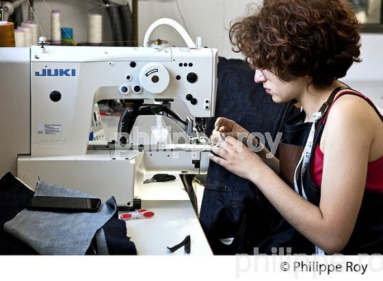 ATELIER DE FABRICATION DE JEANS  TUFFERY, VILLE  DE FLORAC,   LOZERE. (48F00612.jpg)