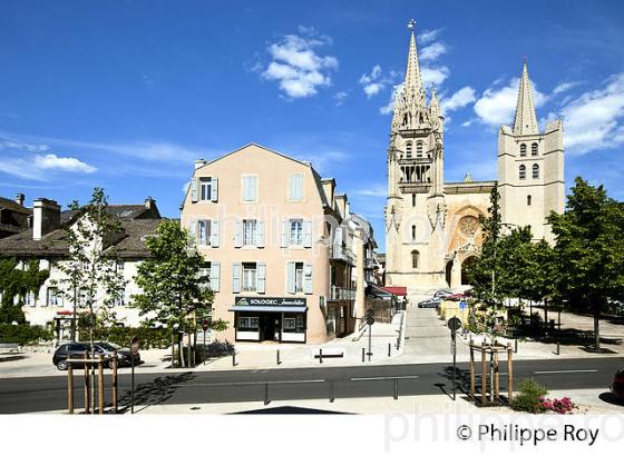 LA CATHEDRALE NOTRE-DAME  ET SAINT-PRIVAT , VIEILLE VILLE DE   MENDE, GEVAUDAN, LOZERE. (48F01133.jpg)
