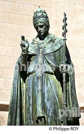 STATUE PAPE URBAIN V,  CATHEDRALE  , VIEILLE VILLE DE   MENDE, GEVAUDAN, LOZERE. (48F01205.jpg)