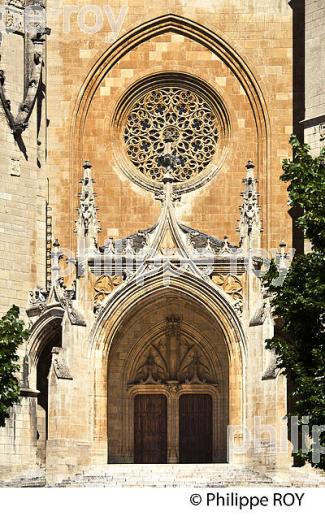 LA CATHEDRALE NOTRE-DAME  ET SAINT-PRIVAT , VIEILLE VILLE DE   MENDE, GEVAUDAN, LOZERE. (48F01209.jpg)